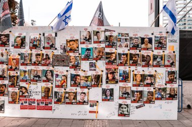 Tel Aviv, İsrail - 10 Aralık 2023 'te Tel Aviv Sanat Müzesi' nin önünde, bugün Rehineler Meydanı olarak bilinen yerde. İnsanlar Hamas rehinelerinin fotoğraflarını ve destek mesajlarını sergiledi
