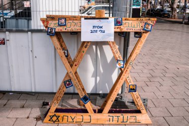 Tel Aviv, İsrail - 10 Aralık 2023 'te Tel Aviv Sanat Müzesi' nin önünde, bugün Rehineler Meydanı olarak bilinen yerde. İnsanlar Hamas rehinelerinin fotoğraflarını ve destek mesajlarını sergiledi