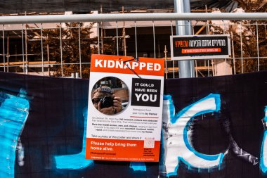 Tel Aviv, İsrail - 10 Aralık 2023 'te Tel Aviv Sanat Müzesi' nin önünde, bugün Rehineler Meydanı olarak bilinen yerde. İnsanlar Hamas rehinelerinin fotoğraflarını ve destek mesajlarını sergiledi