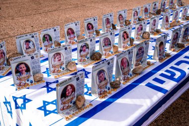 Tel Aviv, İsrail - 10 Aralık 2023 'te Tel Aviv Sanat Müzesi' nin önünde, bugün Rehineler Meydanı olarak bilinen yerde. İnsanlar Hamas rehinelerinin fotoğraflarını ve destek mesajlarını sergiledi