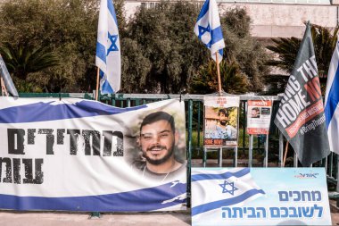 Tel Aviv, İsrail - 10 Aralık 2023 'te Tel Aviv Sanat Müzesi' nin önünde, bugün Rehineler Meydanı olarak bilinen yerde. İnsanlar Hamas rehinelerinin fotoğraflarını ve destek mesajlarını sergiledi