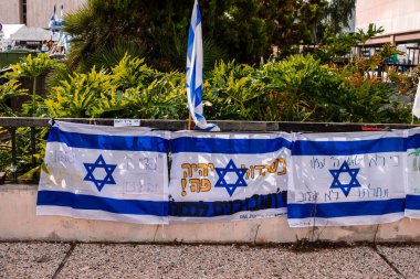 Tel Aviv, İsrail - 10 Aralık 2023 'te Tel Aviv Sanat Müzesi' nin önünde, bugün Rehineler Meydanı olarak bilinen yerde. İnsanlar Hamas rehinelerinin fotoğraflarını ve destek mesajlarını sergiledi