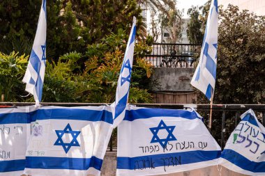 Tel Aviv, İsrail - 10 Aralık 2023 'te Tel Aviv Sanat Müzesi' nin önünde, bugün Rehineler Meydanı olarak bilinen yerde. İnsanlar Hamas rehinelerinin fotoğraflarını ve destek mesajlarını sergiledi