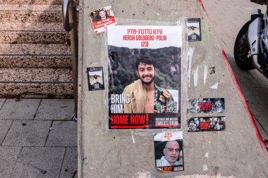 Tel Aviv, İsrail - 10 Aralık 2023 'te Tel Aviv Sanat Müzesi' nin önünde, bugün Rehineler Meydanı olarak bilinen yerde. İnsanlar Hamas rehinelerinin fotoğraflarını ve destek mesajlarını sergiledi