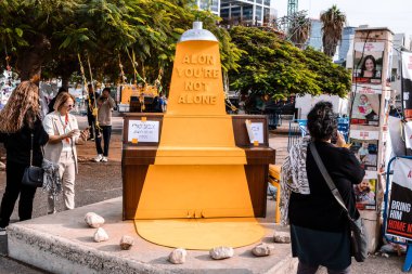 Tel Aviv, İsrail - 10 Aralık 2023 'te Tel Aviv Sanat Müzesi' nin önünde, bugün Rehineler Meydanı olarak bilinen yerde. İnsanlar Hamas rehinelerinin fotoğraflarını ve destek mesajlarını sergiledi