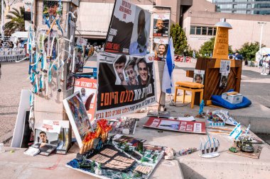 Tel Aviv, İsrail - 10 Aralık 2023 'te Tel Aviv Sanat Müzesi' nin önünde, bugün Rehineler Meydanı olarak bilinen yerde. İnsanlar Hamas rehinelerinin fotoğraflarını ve destek mesajlarını sergiledi
