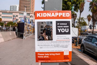 Tel Aviv, İsrail - 10 Aralık 2023 'te Tel Aviv Sanat Müzesi' nin önünde, bugün Rehineler Meydanı olarak bilinen yerde. İnsanlar Hamas rehinelerinin fotoğraflarını ve destek mesajlarını sergiledi