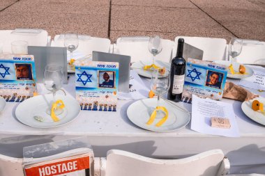 Tel Aviv, İsrail - 10 Aralık 2023 'te Tel Aviv Sanat Müzesi' nin önünde, bugün Rehineler Meydanı olarak bilinen yerde. İnsanlar Hamas rehinelerinin fotoğraflarını ve destek mesajlarını sergiledi