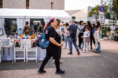 Tel Aviv, İsrail - 10 Aralık 2023 Tel Aviv Sanat Müzesi 'nin önünde toplanan insanlar artık Rehineler Meydanı olarak biliniyor. İnsanlar Hamas rehinelerinin fotoğraflarını ve destek mesajlarını sergiledi