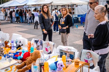 Tel Aviv, İsrail - 10 Aralık 2023 Tel Aviv Sanat Müzesi 'nin önünde toplanan insanlar artık Rehineler Meydanı olarak biliniyor. İnsanlar Hamas rehinelerinin fotoğraflarını ve destek mesajlarını sergiledi