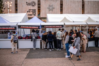 Tel Aviv, İsrail - 10 Aralık 2023 Tel Aviv Sanat Müzesi 'nin önünde toplanan insanlar artık Rehineler Meydanı olarak biliniyor. İnsanlar Hamas rehinelerinin fotoğraflarını ve destek mesajlarını sergiledi