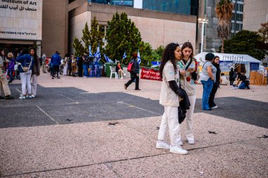 Tel Aviv, İsrail - 10 Aralık 2023 Tel Aviv Sanat Müzesi 'nin önünde toplanan insanlar artık Rehineler Meydanı olarak biliniyor. İnsanlar Hamas rehinelerinin fotoğraflarını ve destek mesajlarını sergiledi