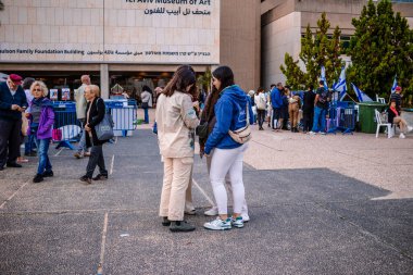 Tel Aviv, İsrail - 10 Aralık 2023 Tel Aviv Sanat Müzesi 'nin önünde toplanan insanlar artık Rehineler Meydanı olarak biliniyor. İnsanlar Hamas rehinelerinin fotoğraflarını ve destek mesajlarını sergiledi