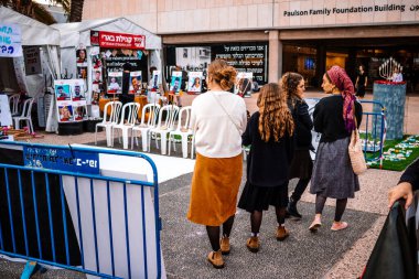 Tel Aviv, İsrail - 10 Aralık 2023 Tel Aviv Sanat Müzesi 'nin önünde toplanan insanlar artık Rehineler Meydanı olarak biliniyor. İnsanlar Hamas rehinelerinin fotoğraflarını ve destek mesajlarını sergiledi
