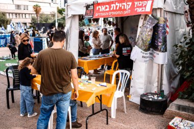Tel Aviv, İsrail - 10 Aralık 2023 Tel Aviv Sanat Müzesi 'nin önünde toplanan insanlar artık Rehineler Meydanı olarak biliniyor. İnsanlar Hamas rehinelerinin fotoğraflarını ve destek mesajlarını sergiledi