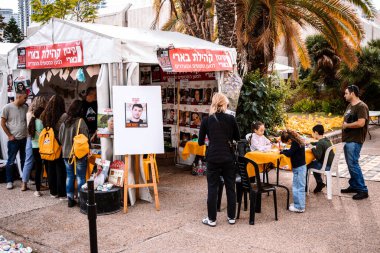 Tel Aviv, İsrail - 10 Aralık 2023 Tel Aviv Sanat Müzesi 'nin önünde toplanan insanlar artık Rehineler Meydanı olarak biliniyor. İnsanlar Hamas rehinelerinin fotoğraflarını ve destek mesajlarını sergiledi