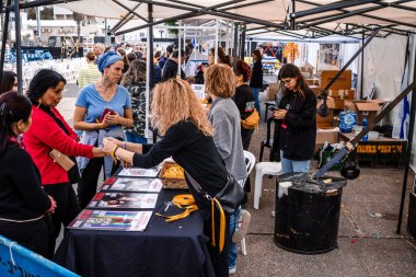 Tel Aviv, İsrail - 10 Aralık 2023 Tel Aviv Sanat Müzesi 'nin önünde toplanan insanlar artık Rehineler Meydanı olarak biliniyor. İnsanlar Hamas rehinelerinin fotoğraflarını ve destek mesajlarını sergiledi