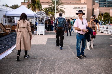 Tel Aviv, İsrail - 10 Aralık 2023 Tel Aviv Sanat Müzesi 'nin önünde toplanan insanlar artık Rehineler Meydanı olarak biliniyor. İnsanlar Hamas rehinelerinin fotoğraflarını ve destek mesajlarını sergiledi