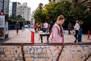 Tel Aviv, İsrail - 10 Aralık 2023 Tel Aviv Sanat Müzesi 'nin önünde toplanan insanlar artık Rehineler Meydanı olarak biliniyor. İnsanlar Hamas rehinelerinin fotoğraflarını ve destek mesajlarını sergiledi