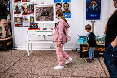 Tel Aviv, İsrail - 10 Aralık 2023 Tel Aviv Sanat Müzesi 'nin önünde toplanan insanlar artık Rehineler Meydanı olarak biliniyor. İnsanlar Hamas rehinelerinin fotoğraflarını ve destek mesajlarını sergiledi