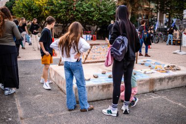 Tel Aviv, İsrail - 10 Aralık 2023 Tel Aviv Sanat Müzesi 'nin önünde toplanan insanlar artık Rehineler Meydanı olarak biliniyor. İnsanlar Hamas rehinelerinin fotoğraflarını ve destek mesajlarını sergiledi