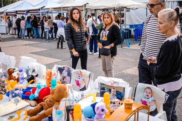 Tel Aviv, İsrail - 10 Aralık 2023 Tel Aviv Sanat Müzesi 'nin önünde toplanan insanlar artık Rehineler Meydanı olarak biliniyor. İnsanlar Hamas rehinelerinin fotoğraflarını ve destek mesajlarını sergiledi