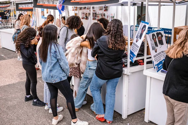 Tel Aviv, İsrail - 10 Aralık 2023 Tel Aviv Sanat Müzesi 'nin önünde toplanan insanlar artık Rehineler Meydanı olarak biliniyor. İnsanlar Hamas rehinelerinin fotoğraflarını ve destek mesajlarını sergiledi