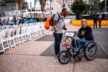 Tel Aviv, İsrail - 10 Aralık 2023 Tel Aviv Sanat Müzesi 'nin önünde toplanan insanlar artık Rehineler Meydanı olarak biliniyor. İnsanlar Hamas rehinelerinin fotoğraflarını ve destek mesajlarını sergiledi