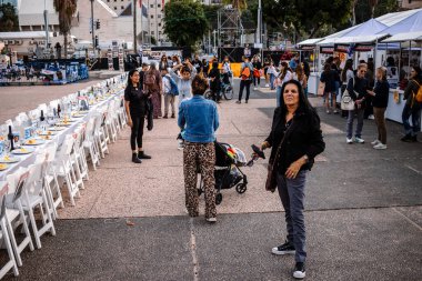 Tel Aviv, İsrail - 10 Aralık 2023 Tel Aviv Sanat Müzesi 'nin önünde toplanan insanlar artık Rehineler Meydanı olarak biliniyor. İnsanlar Hamas rehinelerinin fotoğraflarını ve destek mesajlarını sergiledi