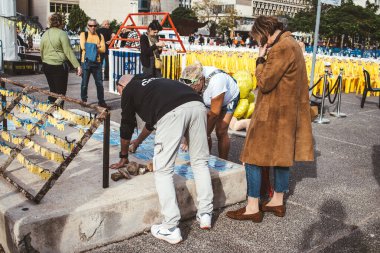 Tel Aviv, İsrail - 10 Aralık 2023 Tel Aviv Sanat Müzesi 'nin önünde toplanan insanlar artık Rehineler Meydanı olarak biliniyor. İnsanlar Hamas rehinelerinin fotoğraflarını ve destek mesajlarını sergiledi