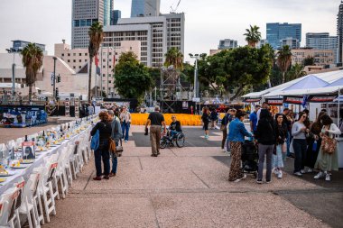 Tel Aviv, İsrail - 10 Aralık 2023 Tel Aviv Sanat Müzesi 'nin önünde toplanan insanlar artık Rehineler Meydanı olarak biliniyor. İnsanlar Hamas rehinelerinin fotoğraflarını ve destek mesajlarını sergiledi