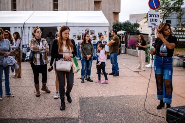 Tel Aviv, İsrail - 10 Aralık 2023 Tel Aviv Sanat Müzesi 'nin önünde toplanan insanlar artık Rehineler Meydanı olarak biliniyor. İnsanlar Hamas rehinelerinin fotoğraflarını ve destek mesajlarını sergiledi