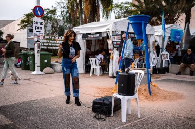 Tel Aviv, İsrail - 10 Aralık 2023 Tel Aviv Sanat Müzesi 'nin önünde toplanan insanlar artık Rehineler Meydanı olarak biliniyor. İnsanlar Hamas rehinelerinin fotoğraflarını ve destek mesajlarını sergiledi