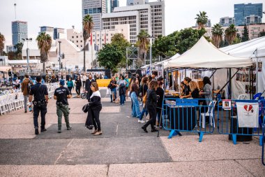 Tel Aviv, İsrail - 10 Aralık 2023 Tel Aviv Sanat Müzesi 'nin önünde toplanan insanlar artık Rehineler Meydanı olarak biliniyor. İnsanlar Hamas rehinelerinin fotoğraflarını ve destek mesajlarını sergiledi