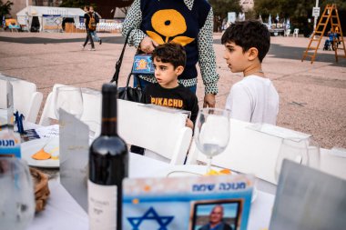 Tel Aviv, İsrail - 10 Aralık 2023 Tel Aviv Sanat Müzesi 'nin önünde toplanan insanlar artık Rehineler Meydanı olarak biliniyor. İnsanlar Hamas rehinelerinin fotoğraflarını ve destek mesajlarını sergiledi