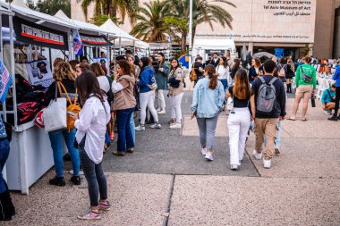 Tel Aviv, İsrail - 10 Aralık 2023 Tel Aviv Sanat Müzesi 'nin önünde toplanan insanlar artık Rehineler Meydanı olarak biliniyor. İnsanlar Hamas rehinelerinin fotoğraflarını ve destek mesajlarını sergiledi