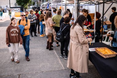 Tel Aviv, İsrail - 10 Aralık 2023 Tel Aviv Sanat Müzesi 'nin önünde toplanan insanlar artık Rehineler Meydanı olarak biliniyor. İnsanlar Hamas rehinelerinin fotoğraflarını ve destek mesajlarını sergiledi