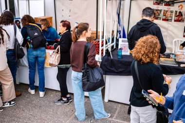 Tel Aviv, İsrail - 10 Aralık 2023 Tel Aviv Sanat Müzesi 'nin önünde toplanan insanlar artık Rehineler Meydanı olarak biliniyor. İnsanlar Hamas rehinelerinin fotoğraflarını ve destek mesajlarını sergiledi