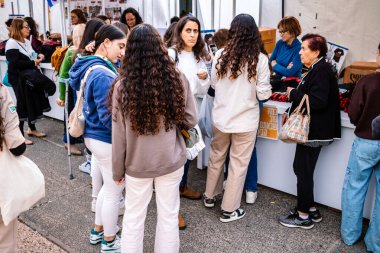Tel Aviv, İsrail - 10 Aralık 2023 Tel Aviv Sanat Müzesi 'nin önünde toplanan insanlar artık Rehineler Meydanı olarak biliniyor. İnsanlar Hamas rehinelerinin fotoğraflarını ve destek mesajlarını sergiledi