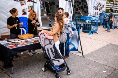 Tel Aviv, İsrail - 10 Aralık 2023 Tel Aviv Sanat Müzesi 'nin önünde toplanan insanlar artık Rehineler Meydanı olarak biliniyor. İnsanlar Hamas rehinelerinin fotoğraflarını ve destek mesajlarını sergiledi