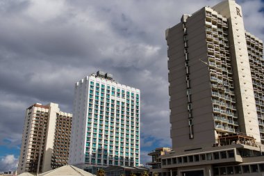 Tel Aviv, İsrail - 13 Aralık 2023 Kentsel manzara ve İsrail 'in simgesel bir şehri olan Tel Aviv' in mimarisi.