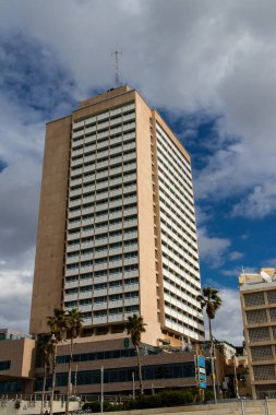 Tel Aviv, İsrail - 13 Aralık 2023 Kentsel manzara ve İsrail 'in simgesel bir şehri olan Tel Aviv' in mimarisi.