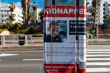 Tel Aviv, İsrail - 13 Aralık 2023 Hamas 'ın 7 Ekim 2023' teki terör saldırısı sırasında kaçırdığı rehinelerin yüzlerinin afişleri Tel Aviv sokaklarında sergileniyor..