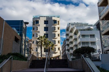 Tel Aviv, İsrail - 13 Aralık 2023 Kentsel manzara ve İsrail 'in simgesel bir şehri olan Tel Aviv' in mimarisi.