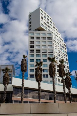 Tel Aviv, İsrail - 13 Aralık 2023 Kentsel manzara ve İsrail 'in simgesel bir şehri olan Tel Aviv' in mimarisi.