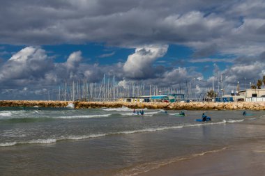 Tel Aviv, İsrail - 13 Aralık 2023 Plajları temizlikleriyle bilinir. İnsanlar sık sık sörf yapmak, yüzmek ve güneşlenmek için oraya giderler. İsrail 'de hava sıcaklığı her gün kumsala gitmenize izin veriyor..