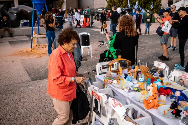 Tel Aviv, İsrail - 10 Aralık 2023 Tel Aviv Sanat Müzesi 'nin önünde toplanan insanlar artık Rehineler Meydanı olarak biliniyor. İnsanlar Hamas rehinelerinin fotoğraflarını ve destek mesajlarını sergiledi