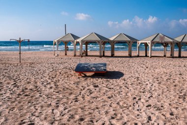 Tel Aviv, İsrail - 14 Aralık 2023 Plajları temizlikleriyle bilinir. İnsanlar sık sık sörf yapmak, yüzmek ve güneşlenmek için oraya giderler. İsrail 'de hava sıcaklığı her gün kumsala gitmenize izin veriyor..