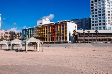Tel Aviv, İsrail - 14 Aralık 2023 Plajları temizlikleriyle bilinir. İnsanlar sık sık sörf yapmak, yüzmek ve güneşlenmek için oraya giderler. İsrail 'de hava sıcaklığı her gün kumsala gitmenize izin veriyor..