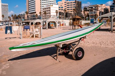 Tel Aviv, İsrail - 14 Aralık 2023 Plajları temizlikleriyle bilinir. İnsanlar sık sık sörf yapmak, yüzmek ve güneşlenmek için oraya giderler. İsrail 'de hava sıcaklığı her gün kumsala gitmenize izin veriyor..